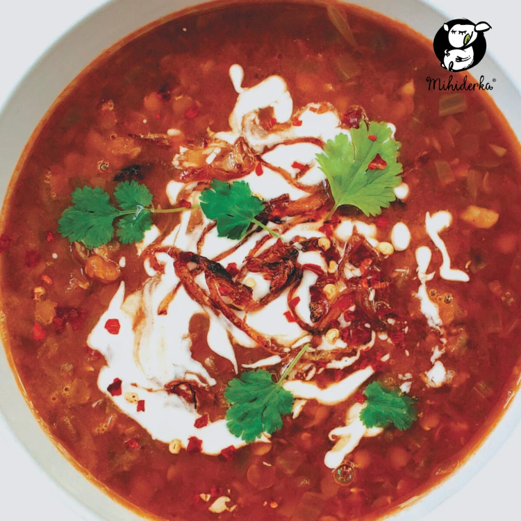 Zupa marokańska - prosto na talerz, polecamy z karmelizowaną cebulką i  śmietanką z nerkowców